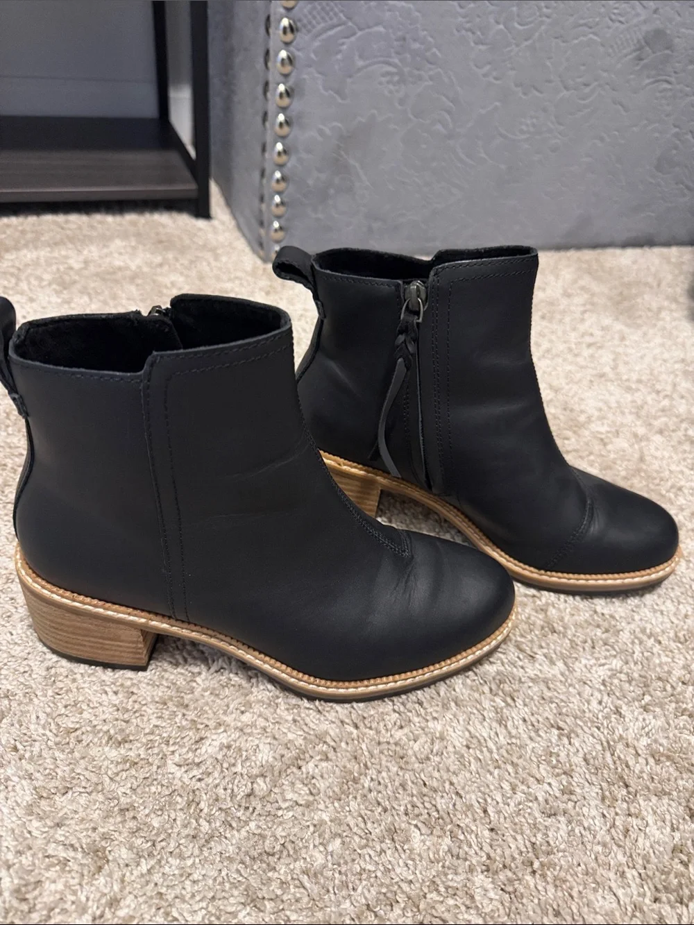 Toms sleek black